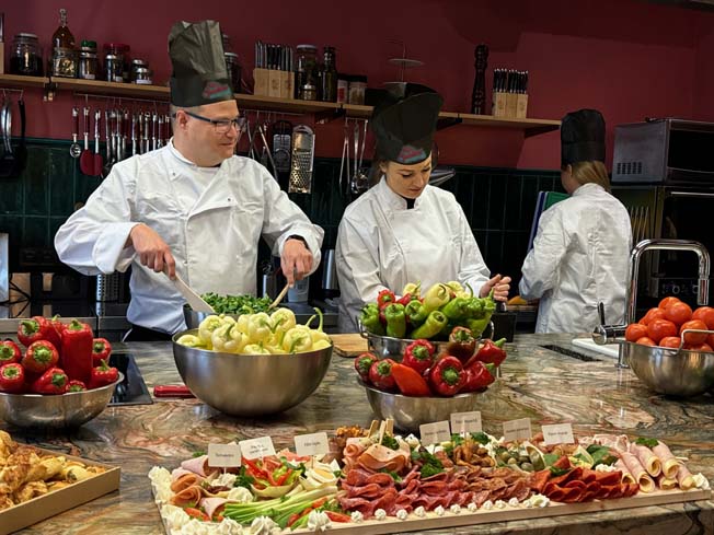 Összeszokott csapatmunka a konyhán